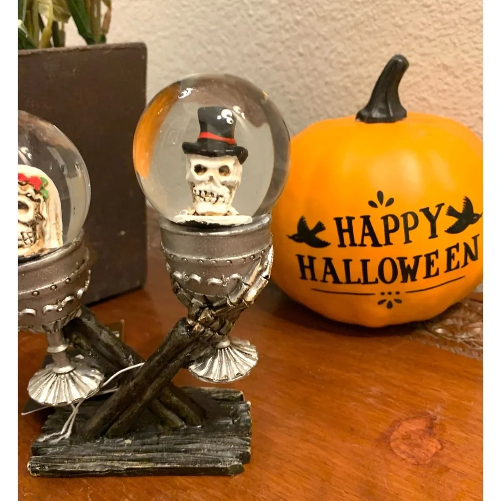 ☠️ DAY OF THE DEAD GOTHIC HALLOWEEN CATRIN & CATRINA WATER GLOBES WITH BATS - Picture 3 of 9